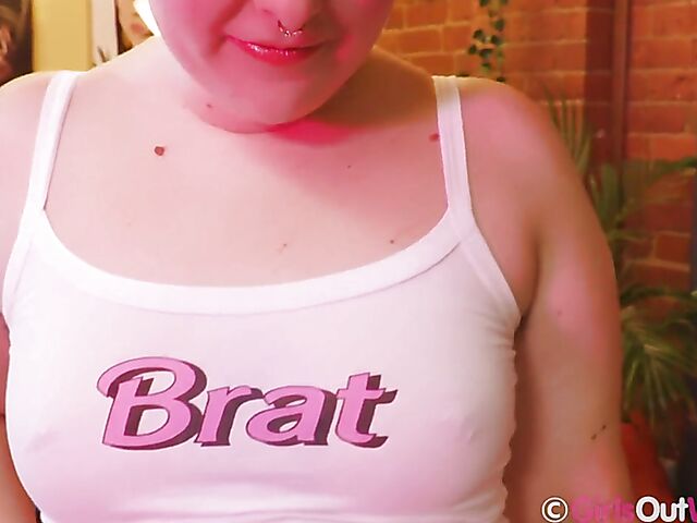 Pierced Zoe Faye's fishnet solo with her dildo