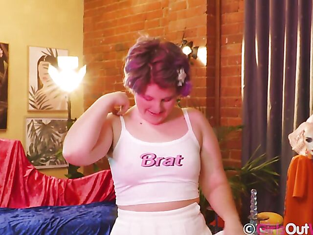 Pierced Zoe Faye's fishnet solo with her dildo