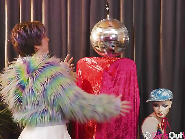 Pierced Zoe Faye's fishnet solo with her dildo