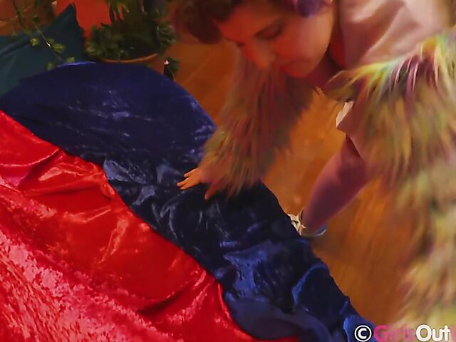 Pierced Zoe Faye's fishnet solo with her dildo