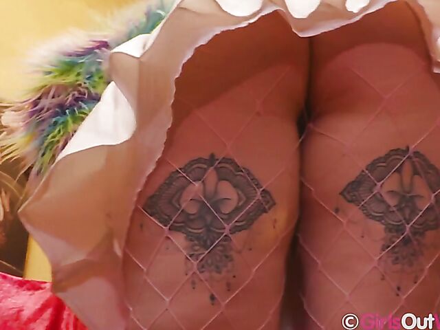 Pierced Zoe Faye's fishnet solo with her dildo