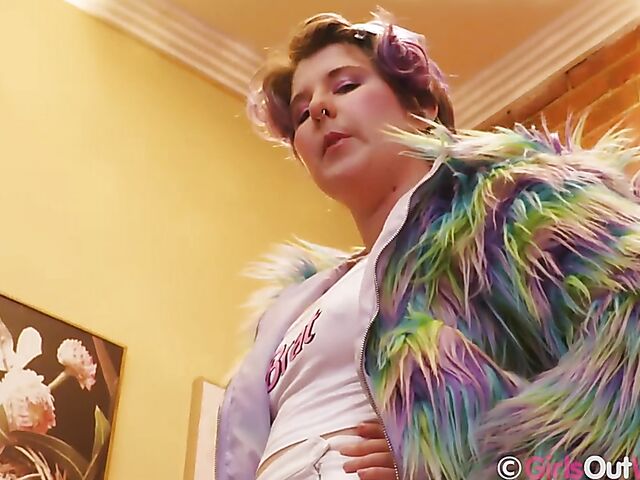 Pierced Zoe Faye's fishnet solo with her dildo