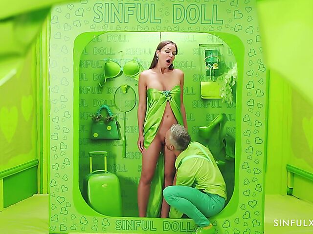 Living fuck doll in green Angelica Heart gets used