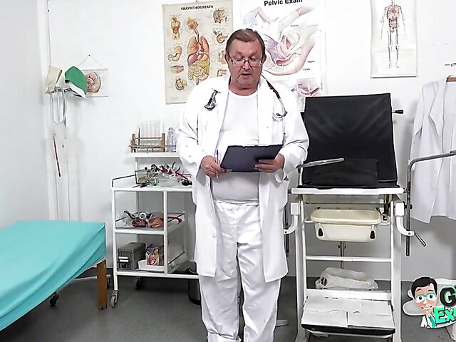 Mia Rose gets her pussy spread and dildoed in a fake gyno clinic