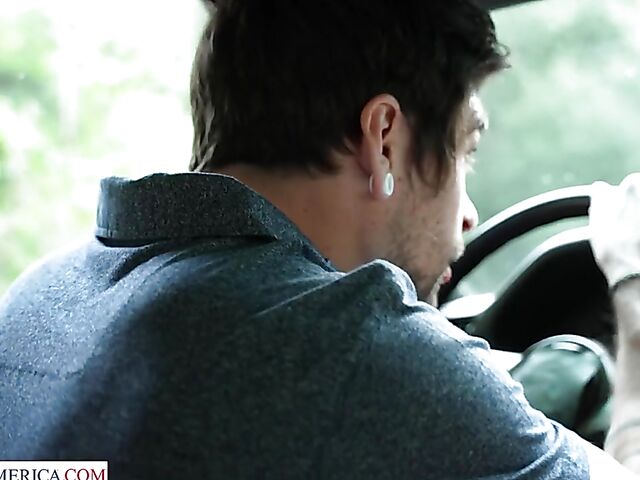 Pizza delivery boy fucks her hot ebony girl Lacey London