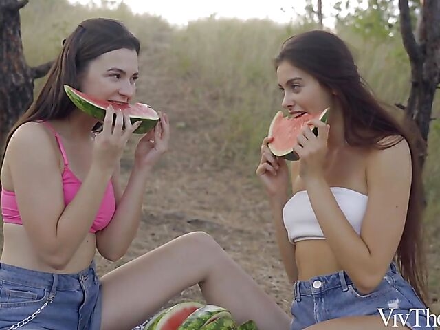 Hayli Sanders and Foxy Alissa's lesbian outdoor picnic with a view