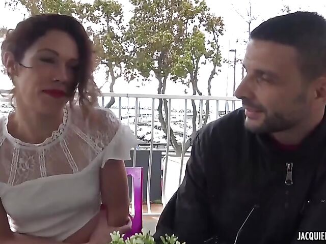 Skinny stockings clad waitress Cloe gets nailed in Marseille