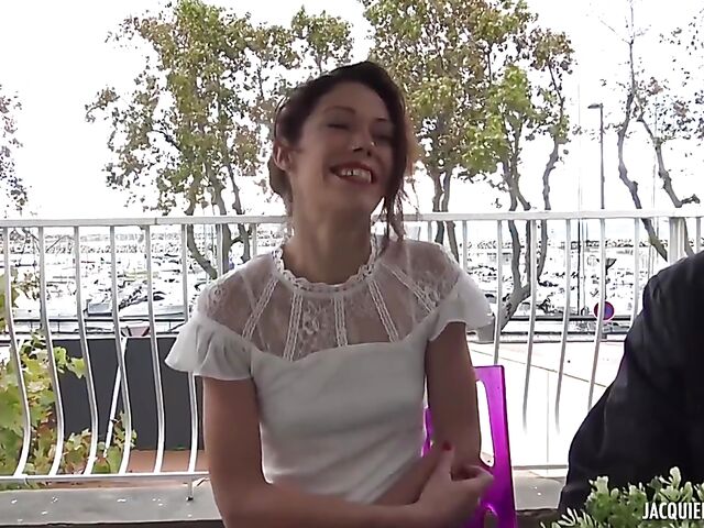 Skinny stockings clad waitress Cloe gets nailed in Marseille