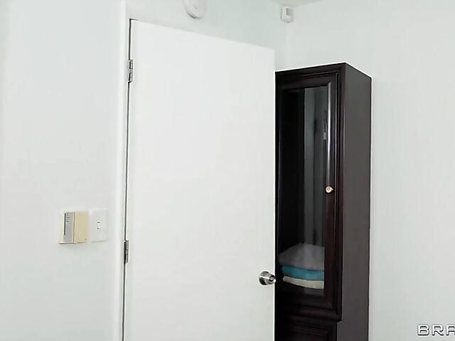 Big booty latina Carmela Clutch needs help in the bathroom