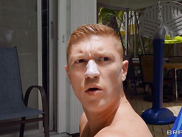 Big booty latina Carmela Clutch needs help in the bathroom