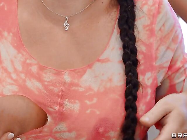 Big booty latina Carmela Clutch needs help in the bathroom