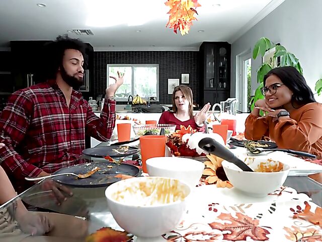 Three girls one guy Thanksgiving with Summer Col, Evelyn Payne and Alex Kane