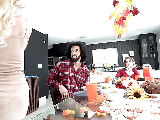 Three girls one guy Thanksgiving with Summer Col, Evelyn Payne and Alex Kane