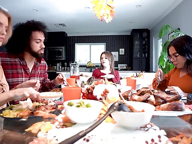 Three girls one guy Thanksgiving with Summer Col, Evelyn Payne and Alex Kane