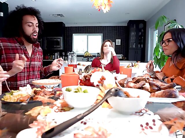 Three girls one guy Thanksgiving with Summer Col, Evelyn Payne and Alex Kane