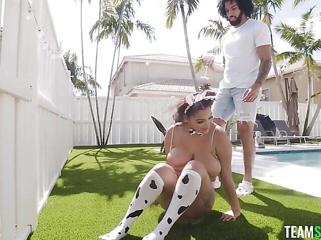 Busty natural Ashlyn Peaks' big wet tits and shaved puffy pussy for a lucky guy