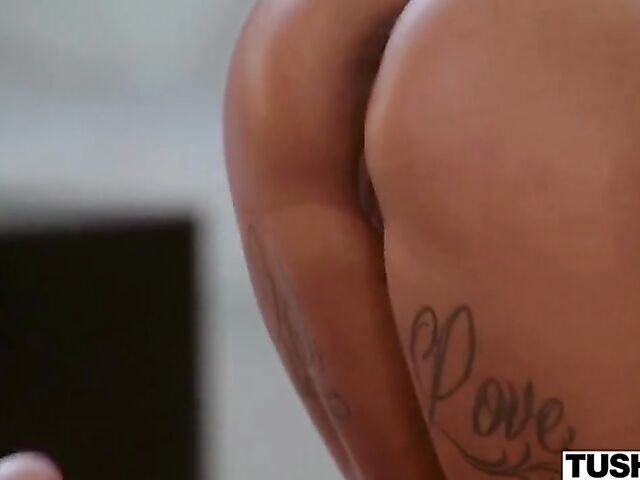 Ebony MILF Cali Caliente and Mick Blue anal interracial session