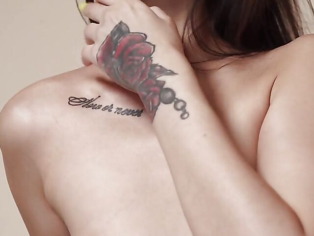 Meditation and erotic solo fingering on the floor with Luna