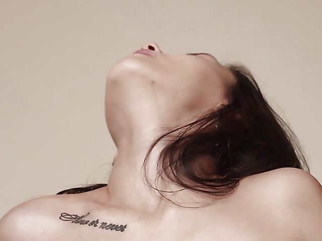 Meditation and erotic solo fingering on the floor with Luna