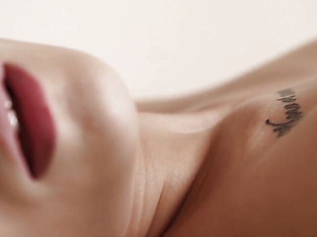 Meditation and erotic solo fingering on the floor with Luna