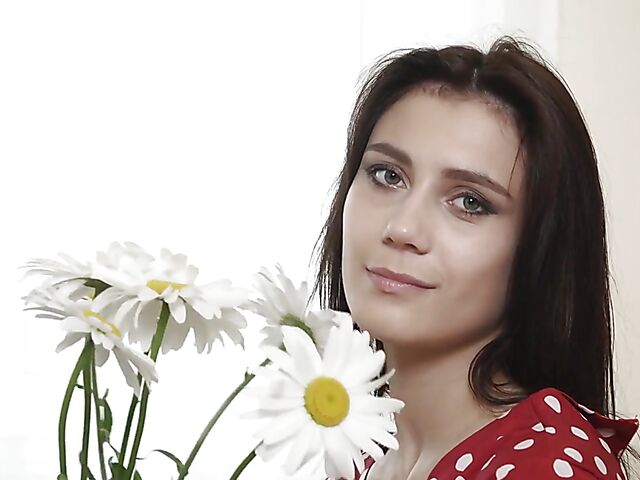 Tight pussy fingering solo with sexy Luna