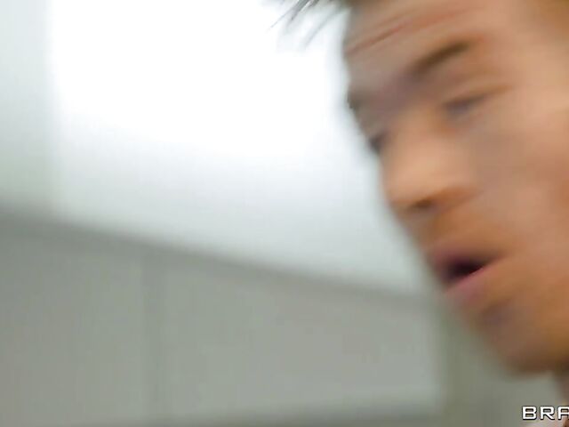 Sneaky gym fuck with busty Colombian fitness MILF La Paisita Oficial and Danny D