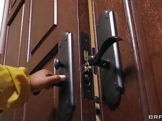 Avery Jane & Mike Mancini - Ebony bathroom anal with a white guy