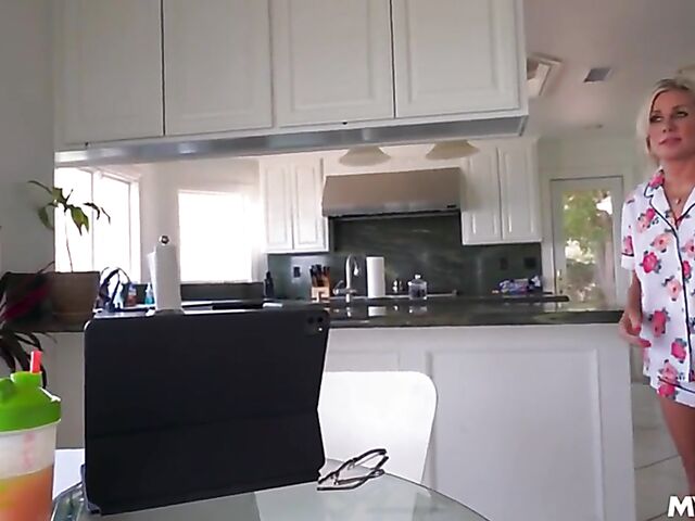 Payton Hall - Bored mature mom POV during lockdown