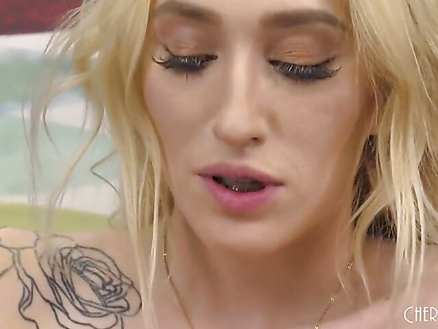 Victoria Gracen's live creamy masturbation with her vibrator