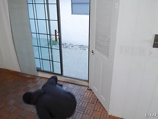 Busty ebony Nia Nacci and busty white MILF Casca Akashova fuck the robber