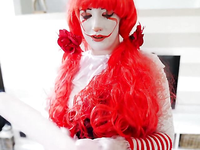 Red-haired clown girl Linda Lush deepthroat swallow
