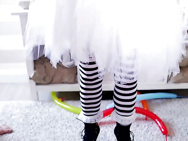 Red-haired clown girl Linda Lush deepthroat swallow