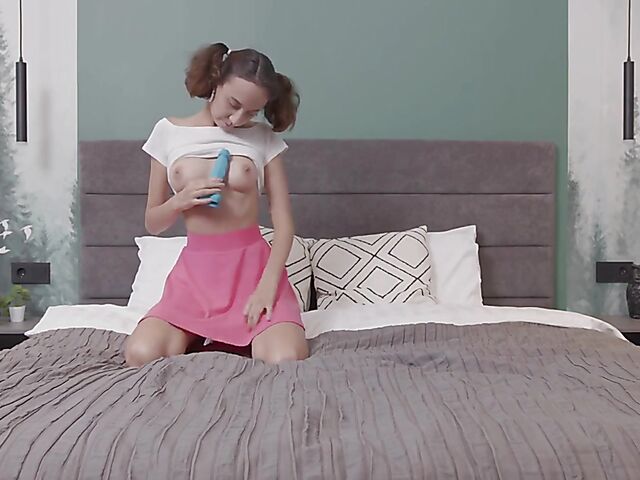 Regina Moonshine, 19 - Teen dildo masturbation in pink mini skirt