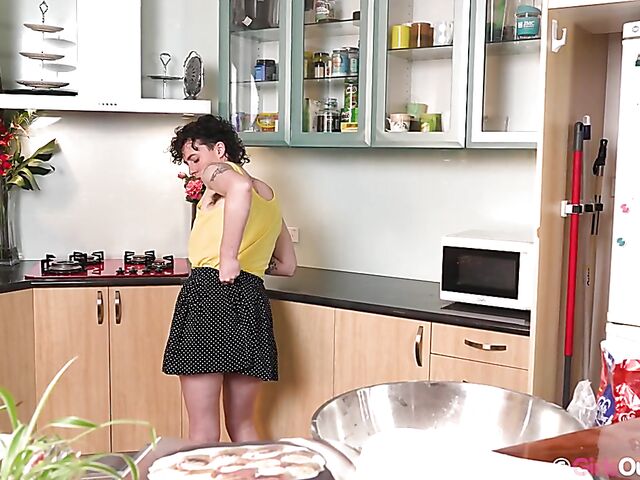 Luca, 22 - Hairy masturbation with a vibrator in the kitchen while cooking