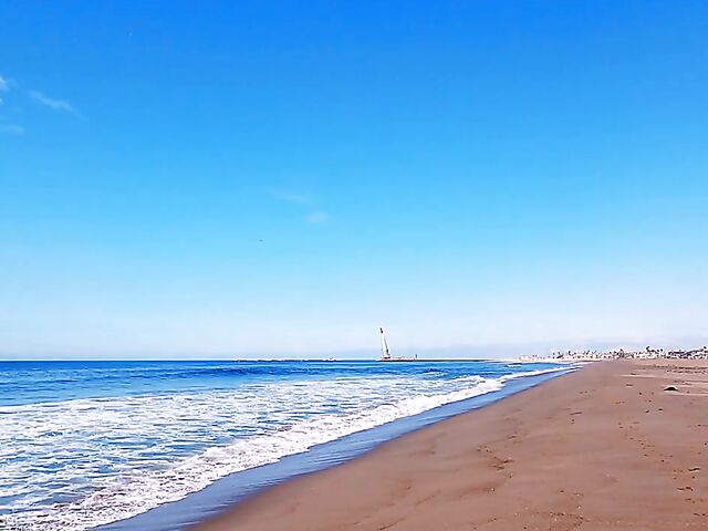 Tahlia Paris is a hot glamour babe with sexy tits!