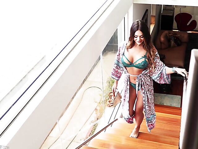 Tahlia Paris is a hot glamour babe with sexy tits!