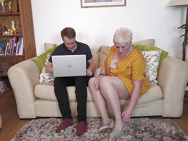 Mature and young fuck session with short hair granny Juicy Joolz