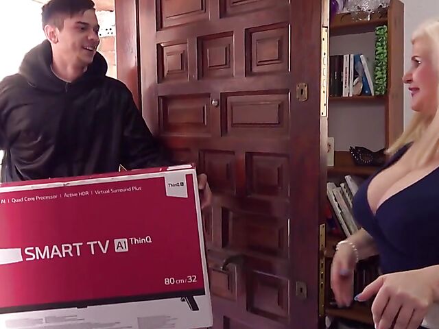 Skinny delivery boy gets seduced by chubby mature blonde Musa Libertina