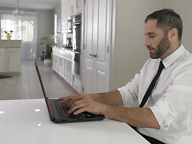 Fiona Frost needs his hard dick inside her shaved pussy in the morning