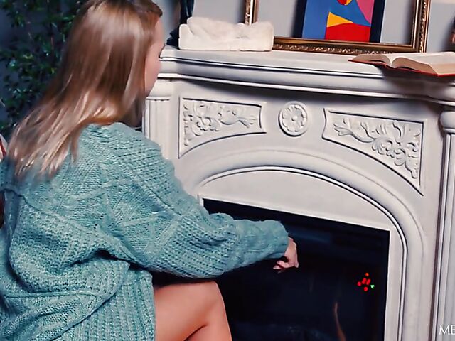 Lonely Aimee Rox fingering herself in the evening