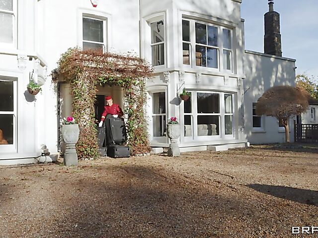 Hotel fuck with gorgeous MILF Amber Jayne and well-endowed bellhop Danny D