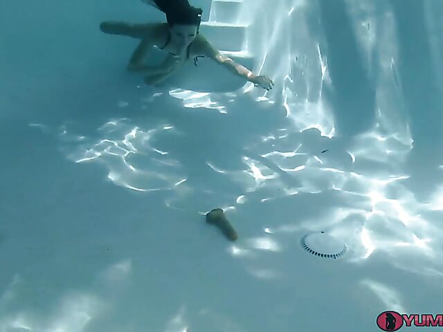 Sofie Marie - Underwater masturbation in the swimming pool with dildos