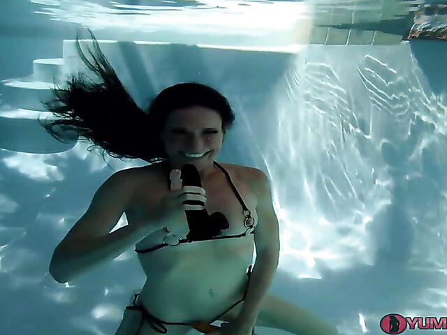 Sofie Marie - Underwater masturbation in the swimming pool with dildos