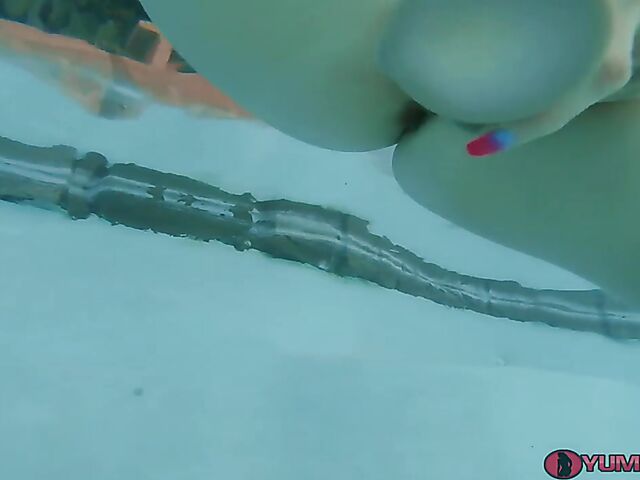 Sofie Marie - Underwater masturbation in the swimming pool with dildos