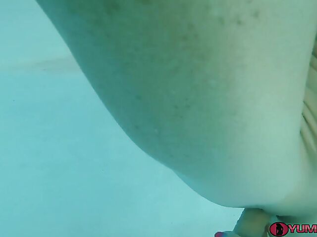 Sofie Marie - Underwater masturbation in the swimming pool with dildos