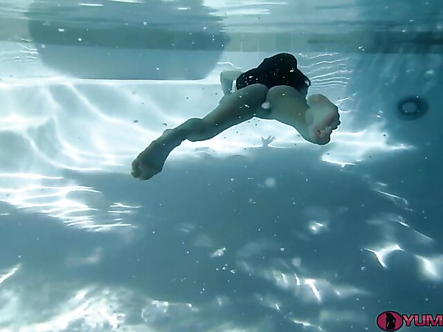 Sofie Marie - Underwater masturbation in the swimming pool with dildos