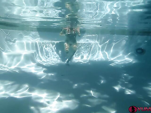 Sofie Marie - Underwater masturbation in the swimming pool with dildos