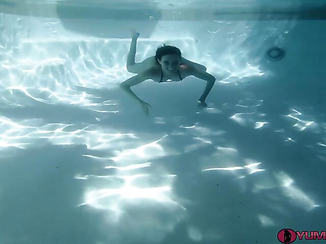 Sofie Marie - Underwater masturbation in the swimming pool with dildos