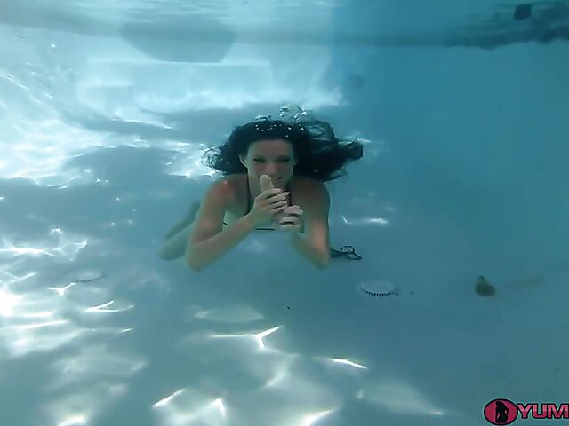 Sofie Marie - Underwater masturbation in the swimming pool with dildos