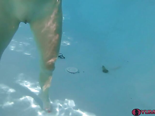 Sofie Marie - Underwater masturbation in the swimming pool with dildos